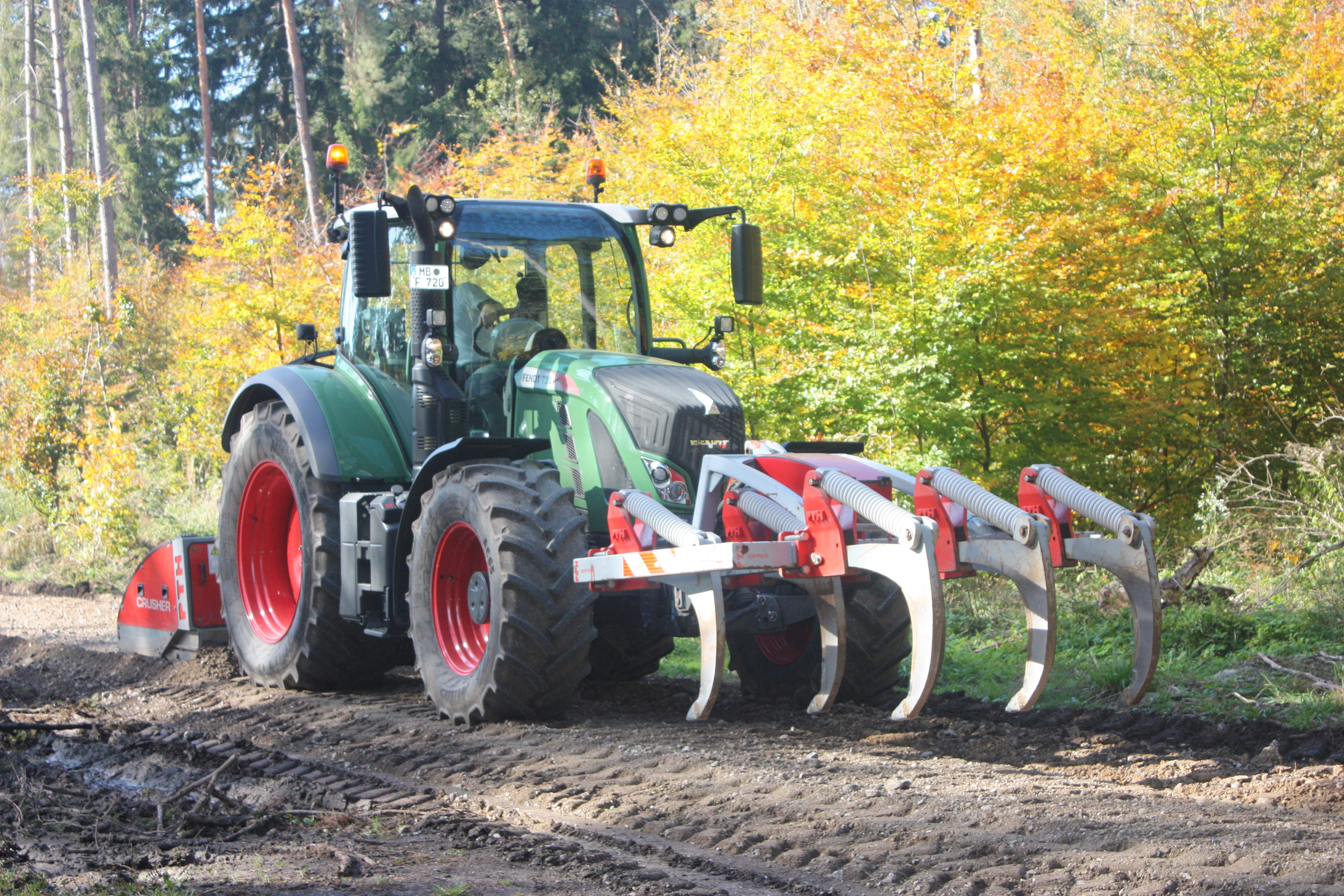 Traktor mit Rechen und Crusher